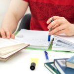 Wybór kierunku studiów to dla wielu osób nie lada wyzwanie. Warto przemyśleć go wcześniej, by nie żałować podjętej decyzji. W ostatnich latach coraz większą popularnością cieszy się m.in. zdrowie publiczne. Dowiedź się dlaczego. Zdrowie jest ważne Do tego, jak dużą wagę ma zdrowie, raczej nikogo nie trzeba przekonywać. Współcześnie zauważamy i doceniamy rolę zarządzania różnorodnymi systemami opieki medycznej, zarówno publicznej, jak i prywatnej. Zdrowie jednostki oraz całego społeczeństwa zależy w dużej mierze od kompetencji osób pełniących funkcje szkoleniowo-administracyjne. Studia na kierunku zdrowie publiczne właśnie do tego przygotowują. Studia dają szeroki zakres wiedzy Zdrowie publiczne to kierunek dla wytrwałych i ambitnych osób, które chcą zdobyć solidne wykształcenie i w przyszłości spełniać się zawodowo. Polecany jest studentom posiadającym zdolności matematyczne oraz analityczny umysł, ponieważ w toku nauki trzeba przyswoić wiedzę z zakresu medycyny, administracji, ekonomii, zarządzania, prawa czy ochrony środowiska. Absolwenci są wszechstronnie wykształconymi specjalistami, gotowymi do podjęcia pracy w zawodzie. Ten kierunek ma przyszłość Zdrowie publiczne to rodzaj studiów, który cieszy się dużą popularnością również dlatego, że roztacza wizję satysfakcjonującej kariery zawodowej. Specjaliści w tej dziedzinie są coraz bardziej potrzebni na rynku pracy, w związku z czym bezrobocie raczej im nie grozi. Zatrudnienie znajdą zarówno w strukturach administracyjnych, jak i na stanowiskach asystenckich czy kierowniczych. Etaty czekają na nich w niemal wszystkich placówkach służby zdrowia i opieki społecznej – zarówno publicznych, jak i prywatnych – sanepidzie czy sektorze szkoleniowym. Mogą również spełniać się zawodowo w firmach medycznych i farmaceutycznych oraz w branży wellnes. Różnorodne specjalizacje dają wybór Studia I stopnia na kierunku zdrowie publiczne trwają trzy lata. Po ukończeniu pierwszego roku studenci wybierają specjalizację. W zależności od uczelni mogą się one od siebie różnić. Przykładowo na warszawskiej WSEiZ są to: zarządzanie ochroną zdrowia i danymi publicznymi wellnes i spa Pozwala to na wybór najbardziej satysfakcjonującej ścieżki zawodowej. Ponadto zajęcia odbywają się w języku polskim oraz angielskim, dzięki czemu mogą w nich brać udział również studenci zagraniczni. Więcej o kierunku Zdrowie Publiczne na WSEiZ dowiesz się na: http://www.wseiz.pl/pl/studia/wydzial-zarzadzania/zdrowie-publiczne Renomowana uczelnia przyciąga studentów Zdrowie publiczne to coraz popularniejszy kierunek, który można studiować na wielu uczelniach w kraju. Warto jednak zwracać uwagę na ich poziom kształcenia, zatrudnioną kadrę oraz prestiż. Z pewnością pomocne okażą się opinie innych studentów oraz absolwentów. Jedną z wartych polecenia uczelni bez wątpienia jest Wyższa Szkoła Ekologii i Zarządzania w Warszawie. Zdrowie publiczne można tam studiować w trybie zaocznym. Ukończenie studiów pierwszego stopnia wiąże się z otrzymaniem tytułu licencjata.