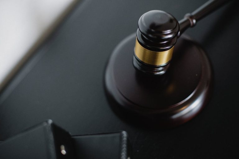 Adwokat dla nieletniego: kluczowe aspekty prawnej ochrony młodzieży
