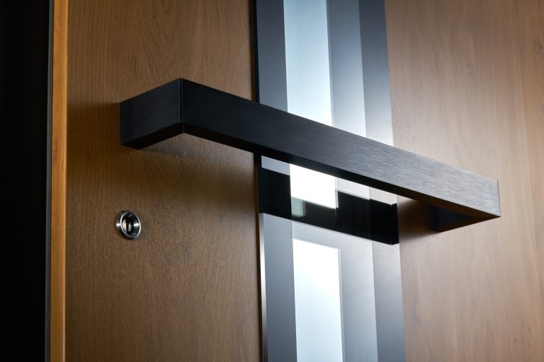 Długa żywotność i gwarancja – Na co zwrócić uwagę, kupując drzwi wejściowe od renomowanego producenta?